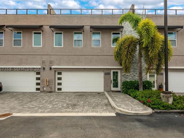 Townhouse for sale in Oakland Park, Florida