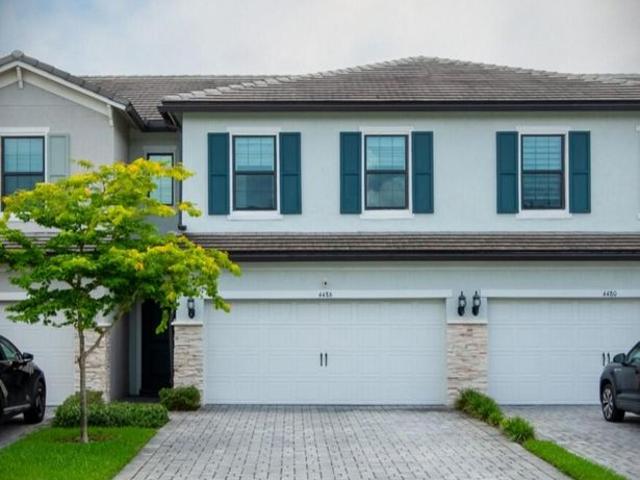 Townhouse for sale in Oakland Park, Florida