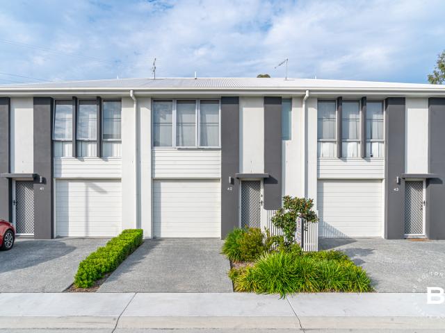 Townhouse for sale in Redbank Plains, Greater Brisbane