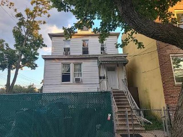 House for sale in The Bronx, Arverne