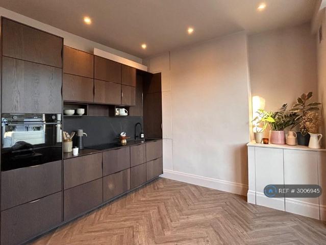 Apartment for rent in Bellenden, Greater London