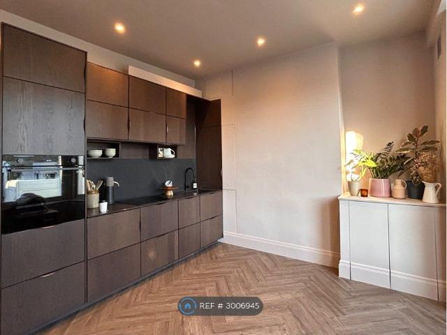 Apartment for rent in Bellenden, Greater London