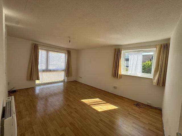 Apartment for rent in Newbury Park, Greater London