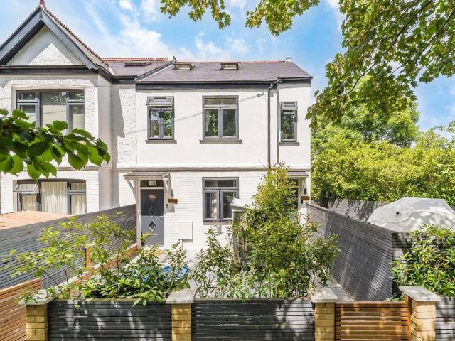 Apartment for rent in London Borough of Merton, Collier's Wood