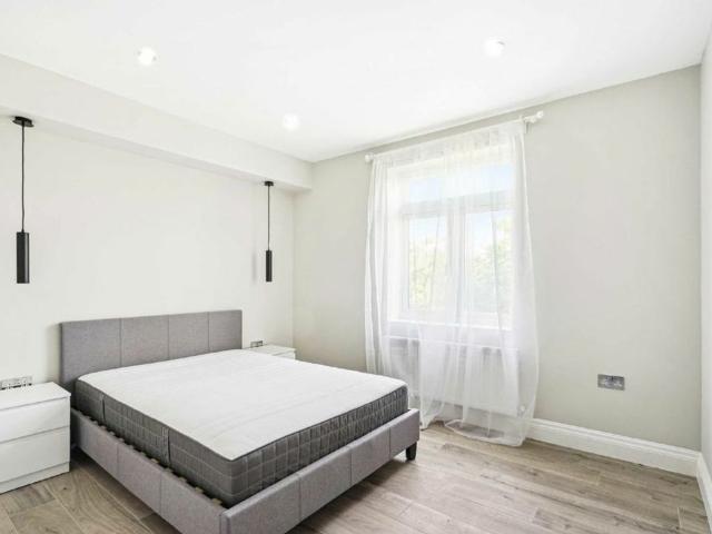 Apartment for rent in London Borough of Merton, Collier's Wood