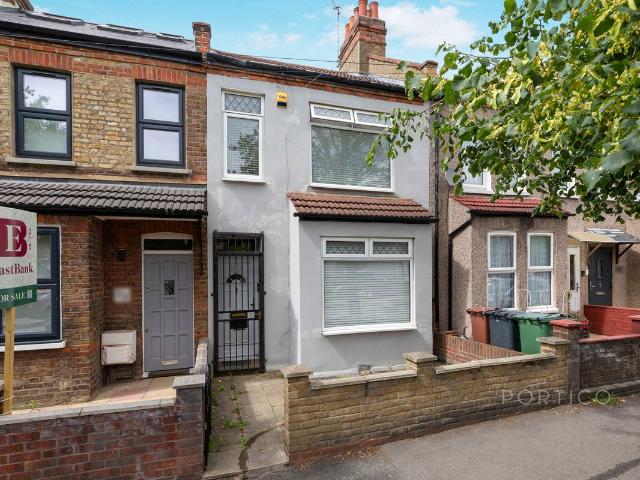 Apartment for rent in Hale End, Greater London