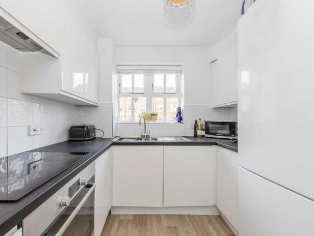Apartment for rent in Furzedown, Greater London