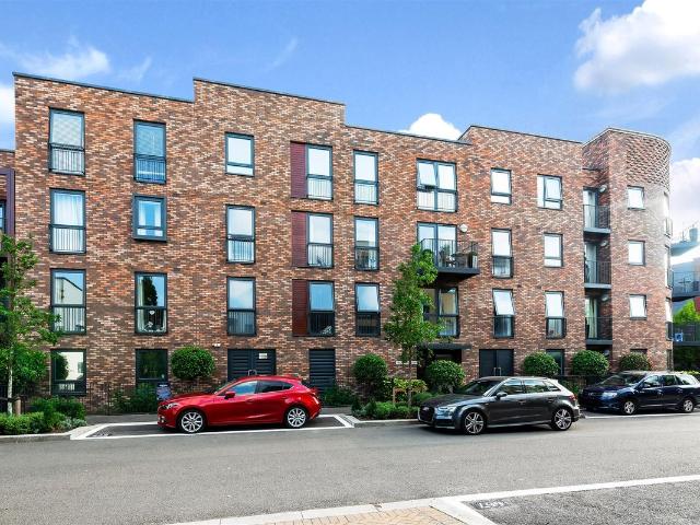 Apartment for rent in Little Stanmore, Greater London