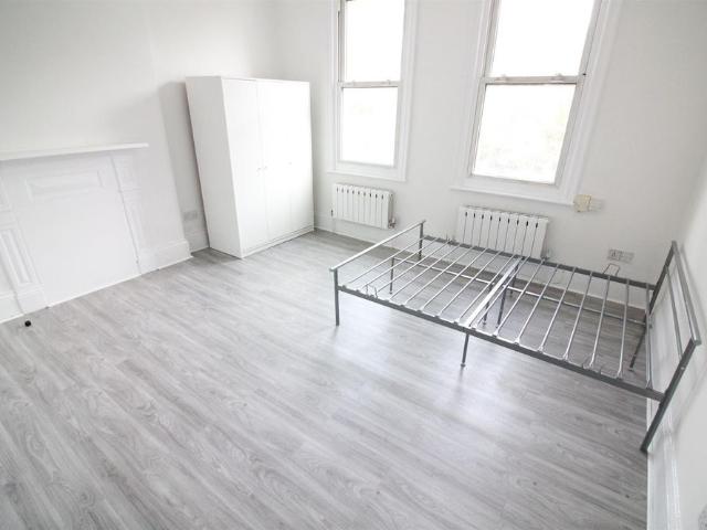 Studio for rent in London Borough of Ealing, Cat Hill