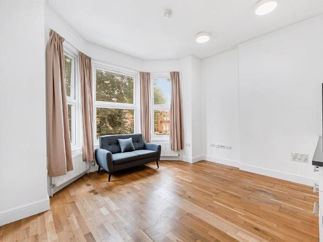 Apartment for rent in London Borough of Ealing, Park Royal
