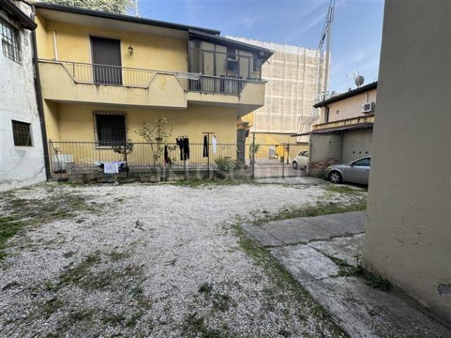 Locale Commerciale in vendita a Porta Cremona-Volta, Brescia