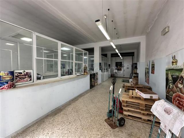 Locale Commerciale in vendita a Municipio 2, Puglia