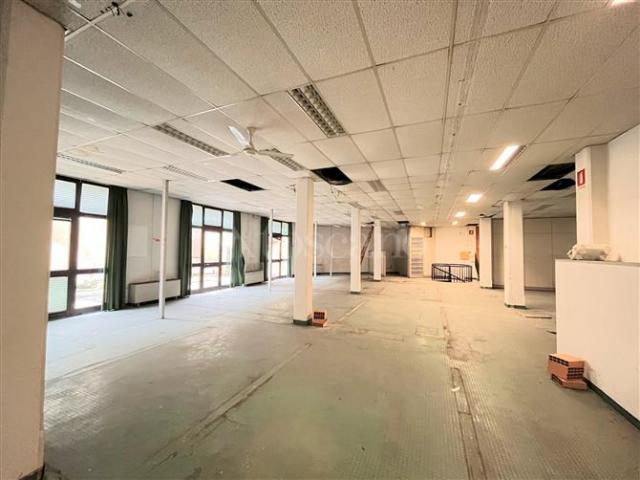 Locale Commerciale in vendita a il Cantiere, Prato