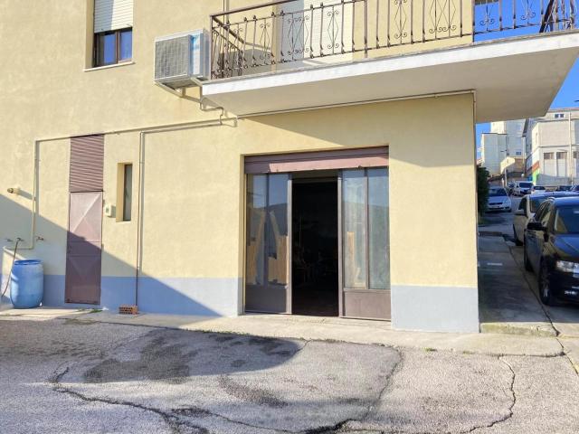 Locale Commerciale in affitto a San Lorenzo, Marche