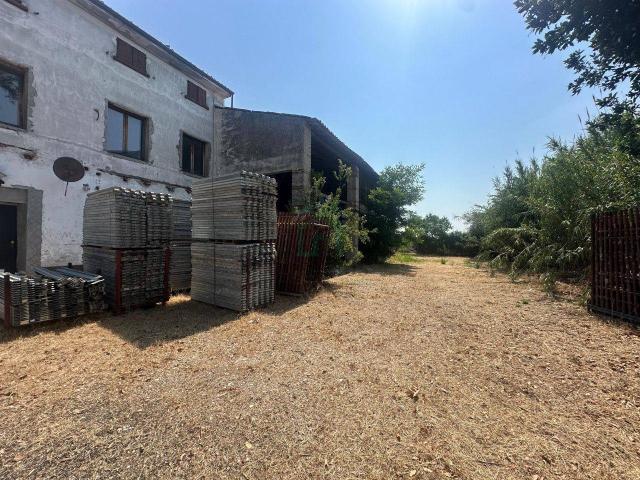 Capannone in affitto a Sud-Ovest, Brenzone