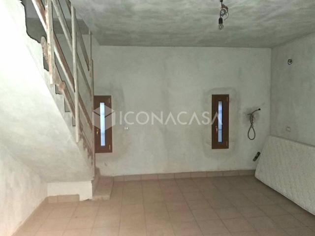 Capannone in affitto a Ovest, Brenzone