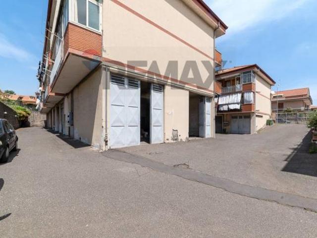 Capannone in vendita a Aci Sant'antonio, Sicilia