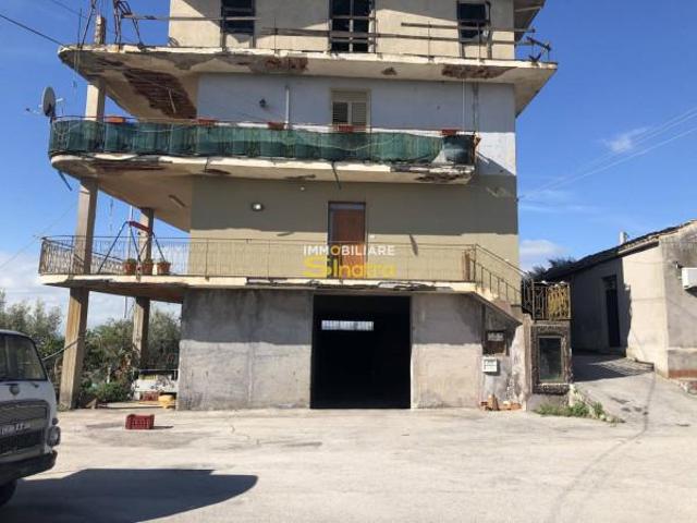 Capannone in vendita a Ragalna, Sicilia