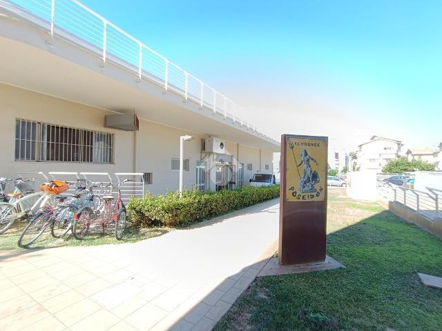 Capannone in vendita a Quartiere dei poeti, Pineto