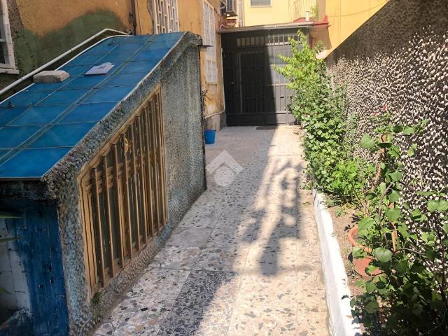 Capannone in vendita a Portici, Campania