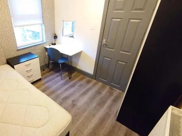 House for rent in Calderstones