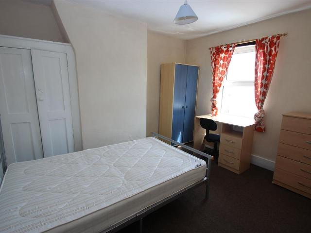 Room for rent in Robin Hood, The Slade