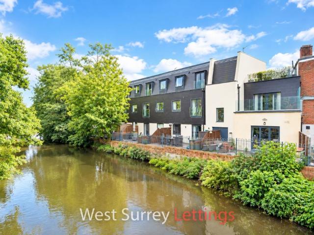Apartment for rent in Farncombe, Waverley