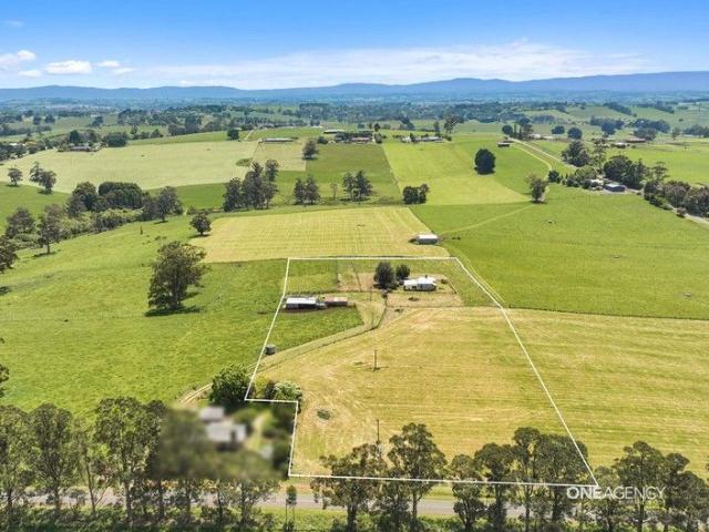 Cottage for sale in Warragul South, Victoria
