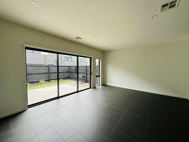 Townhouse for rent in Tullamore Doncaster, Melbourne