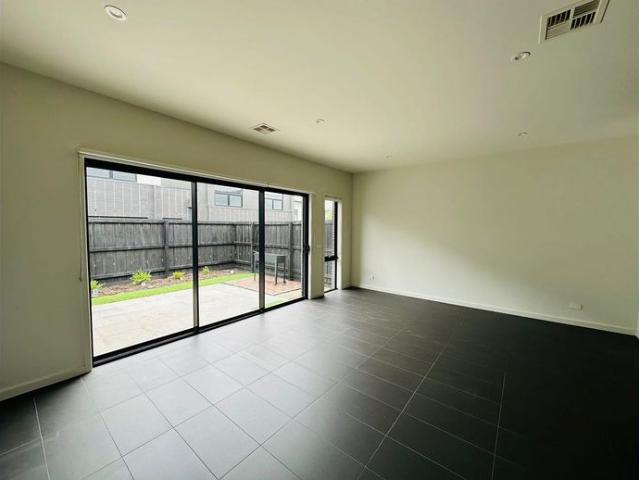 Townhouse for rent in Tullamore Doncaster, Melbourne
