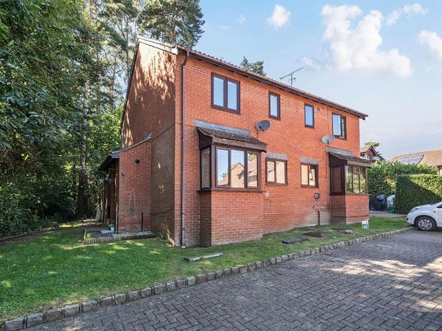 House for rent in Heatherside, Heol-las
