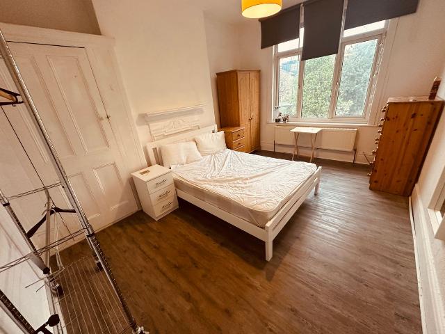 Room for rent in New Southgate, Greater London