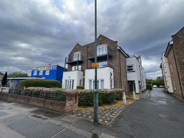 Apartment for rent in Longlands, Greater London