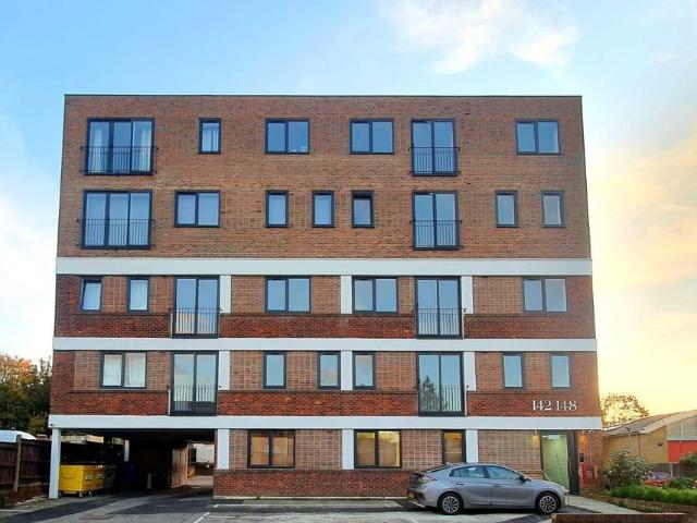 Apartment for rent in Longlands, Greater London