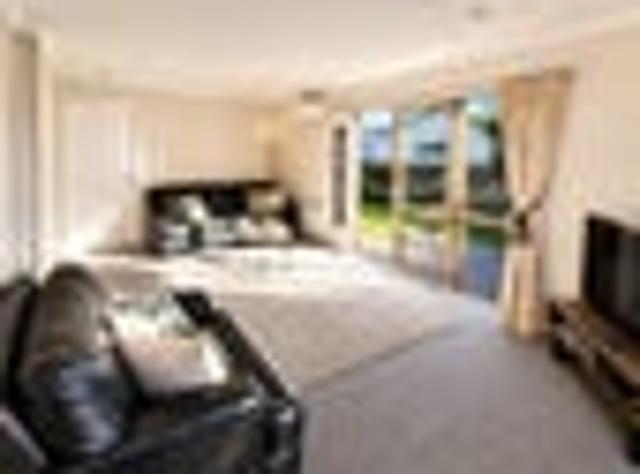 Townhouse for rent in Chaslands, Canterbury
