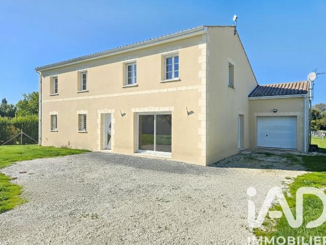 Maison vente à Cognac, Salles-d'angles