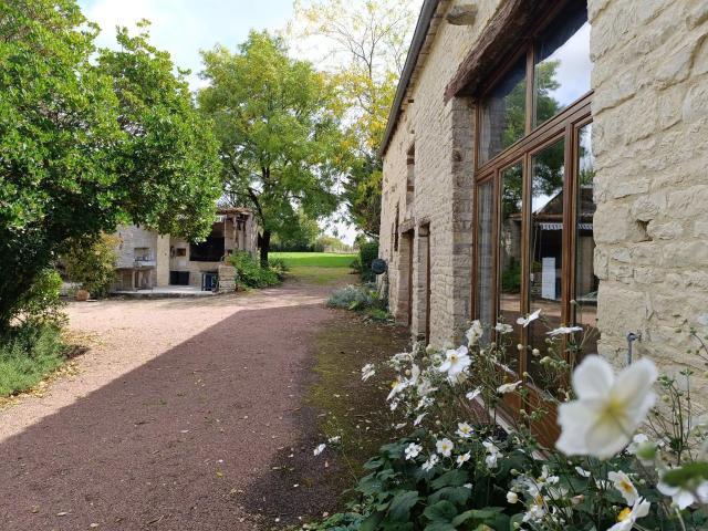 Maison vente à Saint-Jean-d'Angély, Néré