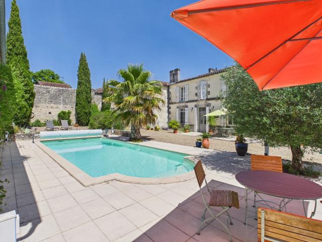 Maison vente à Saint-Jean-d'Angély, Neuvicq-le-château