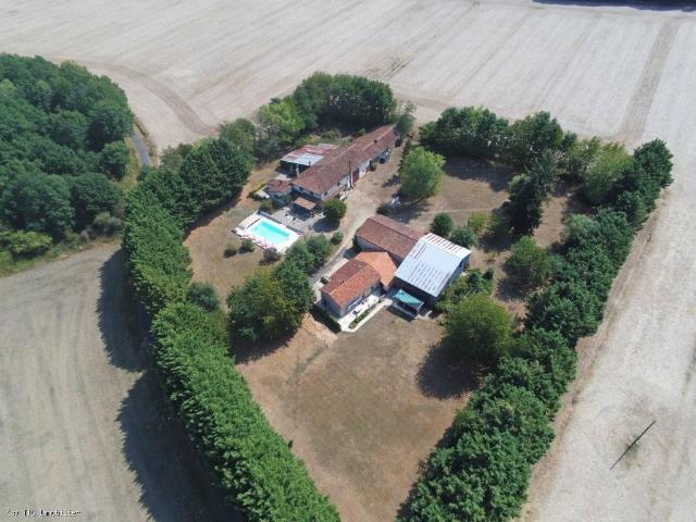 Maison vente à Montmorillon, Charroux