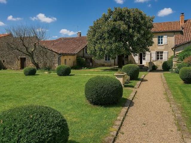 Maison vente à Confolens, Saint-claud