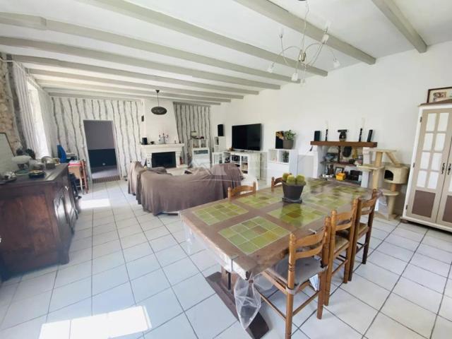 Maison vente à Échillais, Ville d'Enver