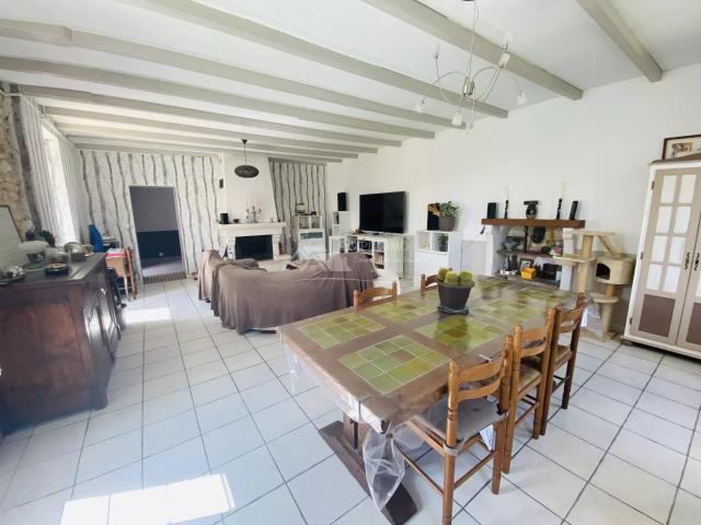 Maison vente à Échillais, Ville d'Enver
