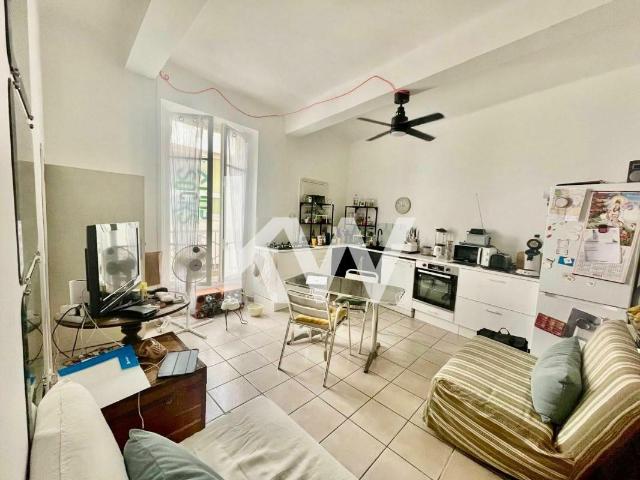 Maison vente à Nîmes, Écusson