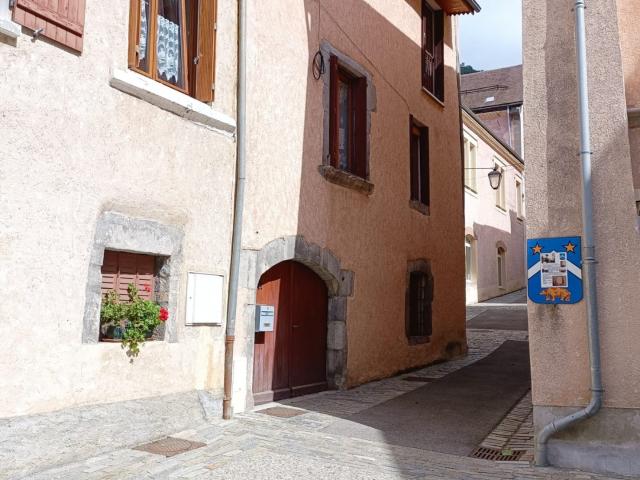 Maison vente à Grenoble, Corps