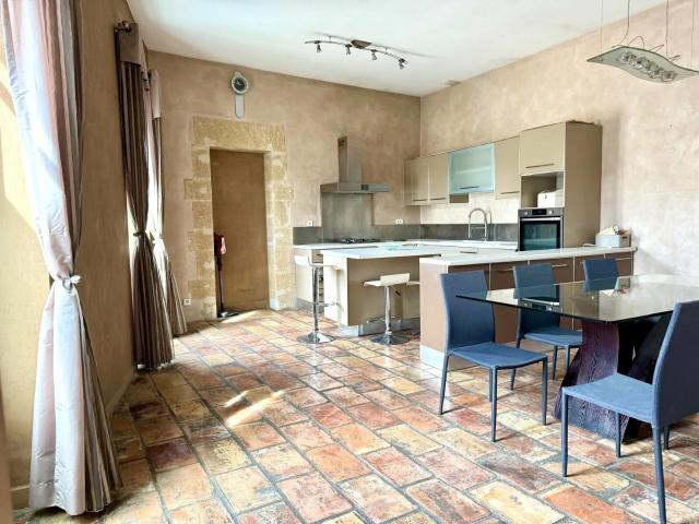 Maison vente à Nîmes, Écusson
