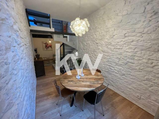 Maison vente à Nîmes, Écusson