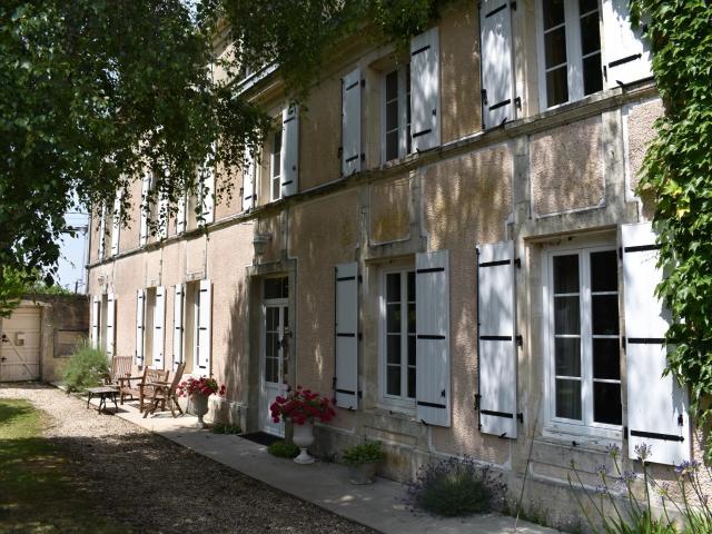 Maison vente à Saint-Jean-d'Angély, Néré