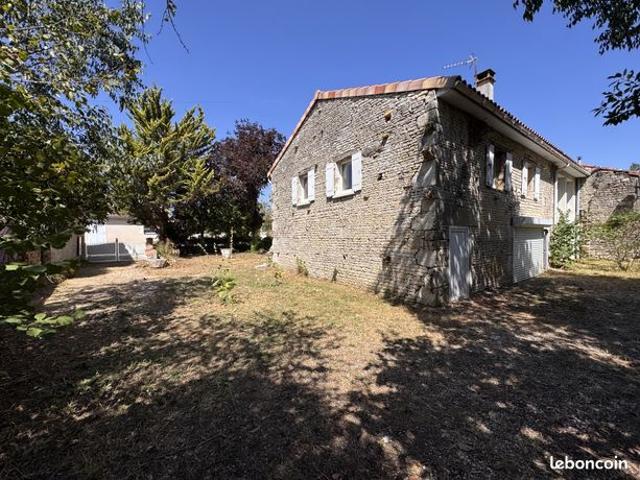 Maison vente à Confolens, Saint-groux