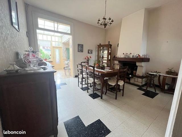 Maison vente à Lille, Croix