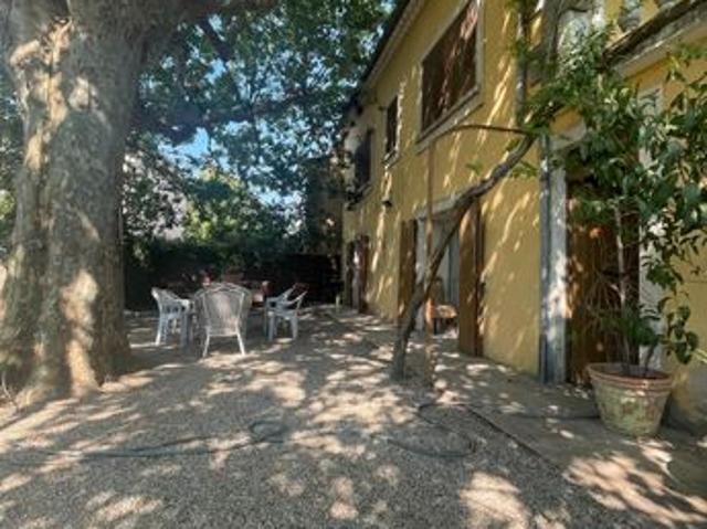 Maison vente à Arles, Cabannes